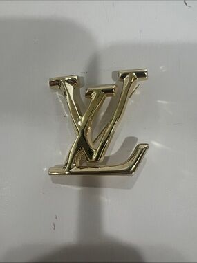 Louis Vuitton Shiny Gold LV Logo brooche Accent